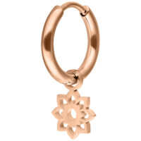 Roségoldener Mini Flower Hoop Ohrring auf weißem Hintergrund