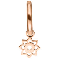 Roségoldene Mini Flower Hoop Ohrringe auf weißem Hintergrund