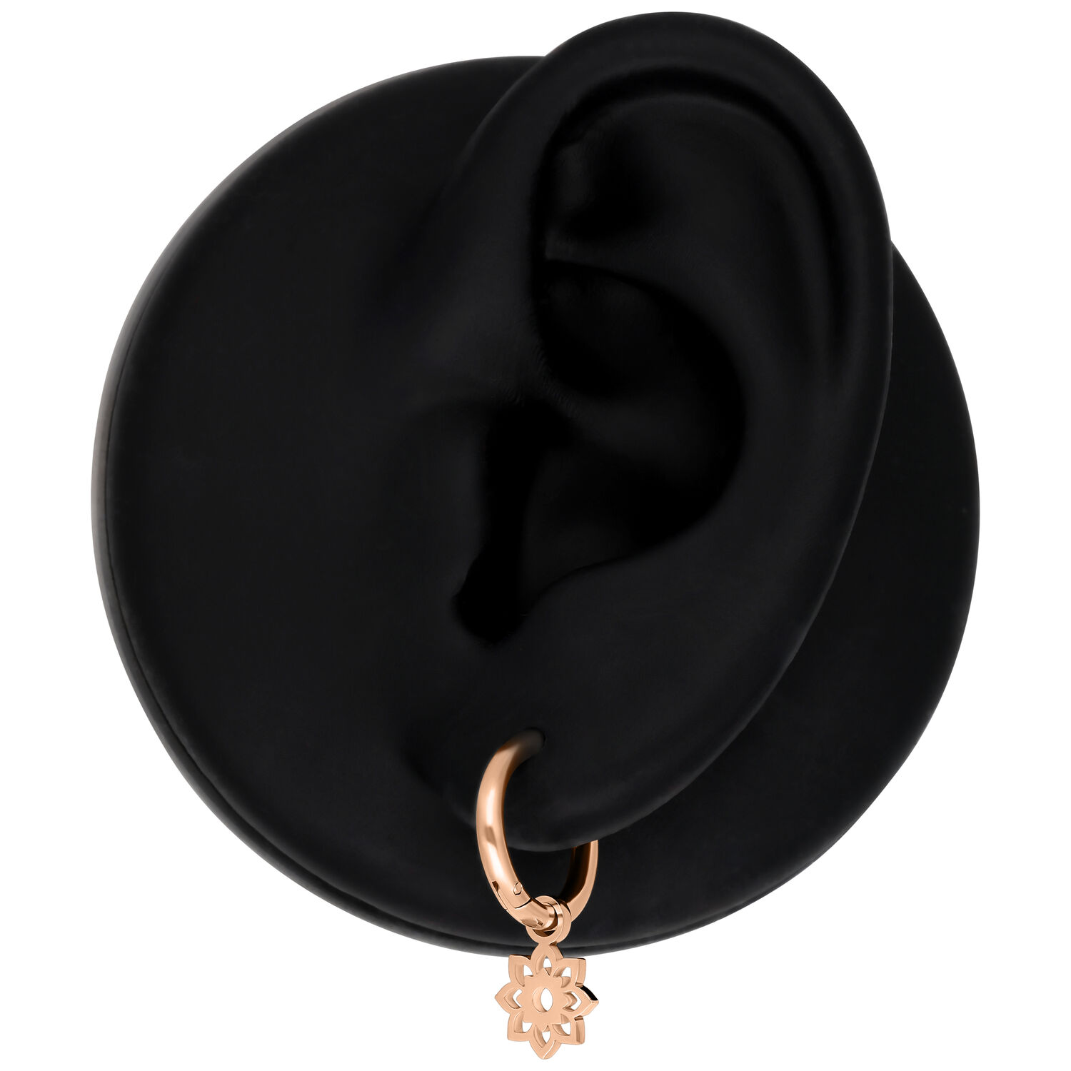 Roségoldene Mini Flower Hoops Ohrringe an schwarzem Ohrmodell