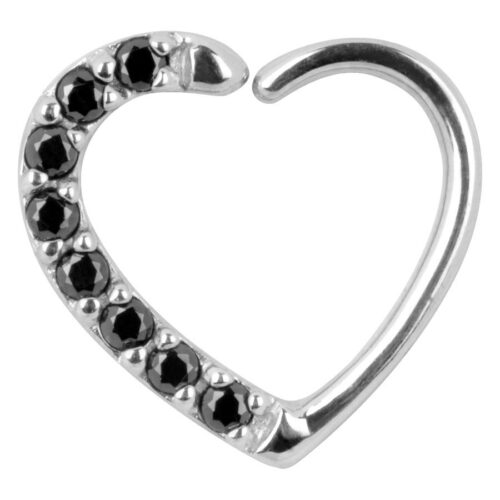 Silberner Herzring mit schwarzen Kristallen auf weißem Hintergrund