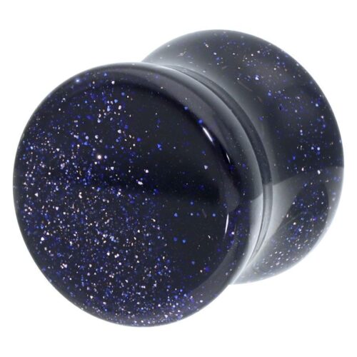 Tummansininen plugi kimaltelevilla partikkeleilla valkoisella taustalla