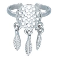 Silberner Messingring mit Dreamcatcher und drei hängenden Federn auf weißem Hintergrund