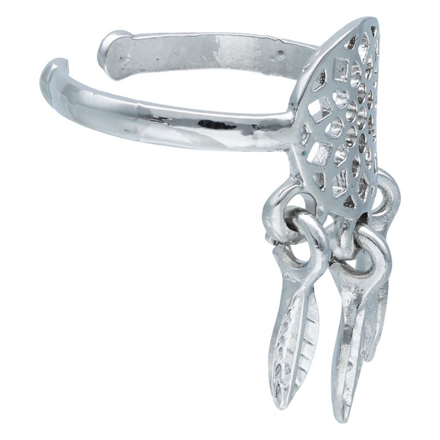 Silberner Messingring mit Dreamcatcher-Muster und Federanhängern auf weißem Hintergrund