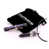 Violetti kaulakoru hopeisella riipuksella ja mustalla nahkanauhalla, vieressä musta kangaspussi