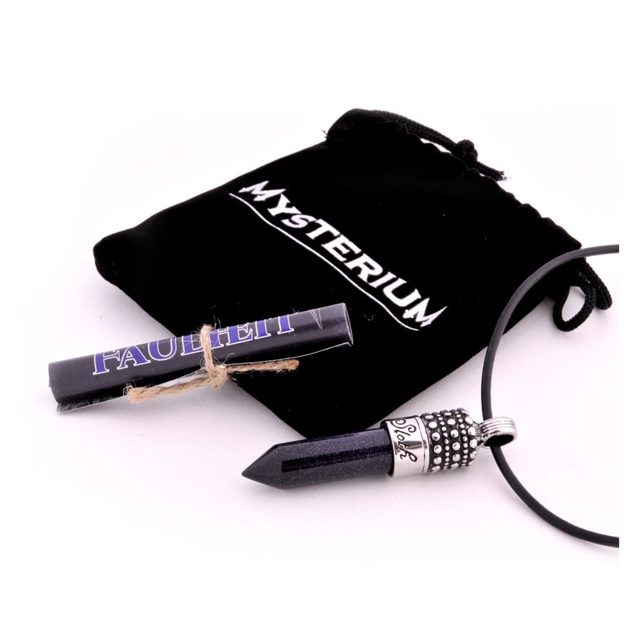 Violetti kaulakoru hopeisella riipuksella ja mustalla nahkanauhalla, vieressä musta kangaspussi