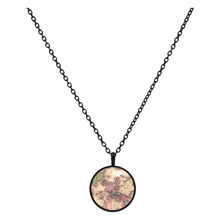 Koru mustalla riipuksella ja karttakuvio valkoisella taustalla