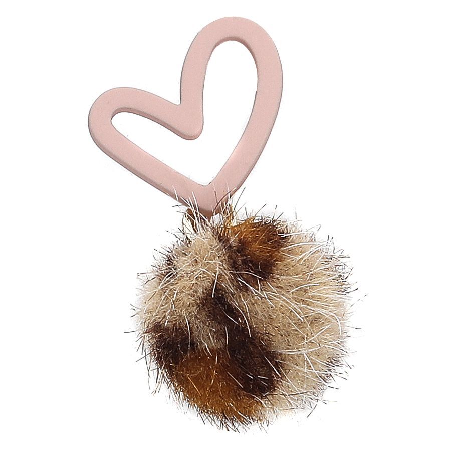 Kultaiset sydänkorvakorut ruskea-beige karvapallo valkoisella taustalla