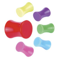 Bunte Neon Double Flared Plugs aus Acryl in Rot, Lila, Grün, Pink, Hellblau und Gelb auf weißem Hintergrund