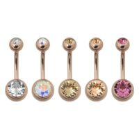 Roségold Bauchnabelpiercing mit Kristallen Fünf roségoldene Bauchnabelpiercings mit klaren und farbigen Kristallen auf weißem Hintergrund