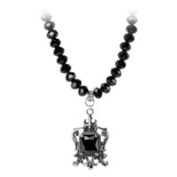 Musta helmiketju hopeisella, koristellulla riipuksella valkoisella taustalla