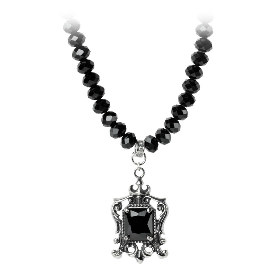 Musta helmiketju hopeisella, koristellulla riipuksella valkoisella taustalla