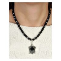 Musta kaulakoru, jossa on fasettihiotut helmet ja suorakulmainen riipus valkoisella taustalla