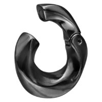 Musta Twisted korvapaino kirurginteräksestä 316L valkoisella taustalla