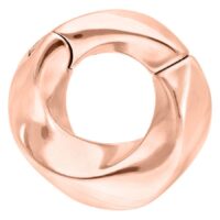 Ruusukultainen Twisted korvakoru kirurginteräksestä valkoisella taustalla