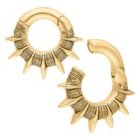 Kultaiset Maori Spikes korvapainot 6mm Kaksi kultaista Maori Spikes korvapainoa kirurginteräksestä valkoisella taustalla