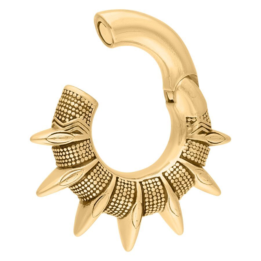 Kultaiset Maori Spikes korvapainot 6mm Kultaiset korvapainot Maorikuviolla ja piikeillä valkoisella taustalla