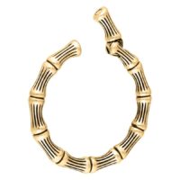 Kultaiset ketjunmuotoiset korvapainot kirurginteräksestä valkoisella taustalla