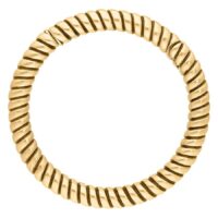 Pyöreä kultainen korvakoru kiertyneestä kirurginteräksestä valkoisella taustalla