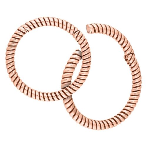 Kaksi ruusukultaista Twisted Rope korvapainoa kirurginterästä 316L valkoisella taustalla