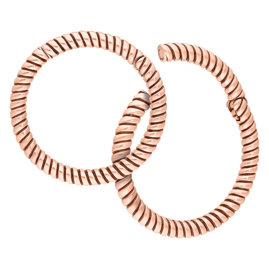 Kaksi ruusukultaista Twisted Rope korvapainoa kirurginterästä 316L valkoisella taustalla