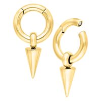 Kultaiset korvapainot terävällä riipuksella valkoisella taustalla