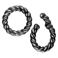 Mustat punotut korvapainot kirurginteräksestä valkoisella taustalla