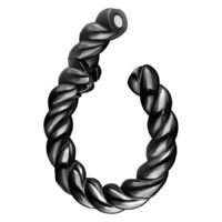 Mustat punotut kirurginteräksiset korvakorut valkoisella taustalla