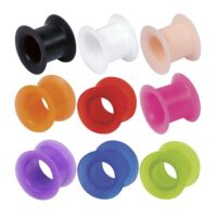 Verschiedene Silikon Flesh Tunnel in Schwarz, Blau, Grün, Pink, Lila, Weiß, Rot, Orange und Beige auf weißem Hintergrund.