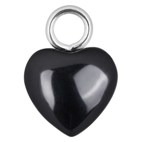 Musta, kiiltävä sydänriipus kirurginteräksestä 316L valkoisella taustalla