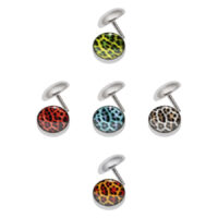 Fünf Leopard Fake Plugs in Blau, Rot, Orange, Grün und Weiß auf weißem Hintergrund