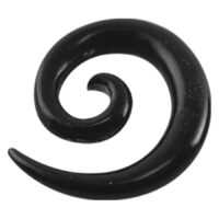 Musta sarvi-spiraali-piercing-setti Musta spiraali puhvelinsarvesta valkoisella taustalla