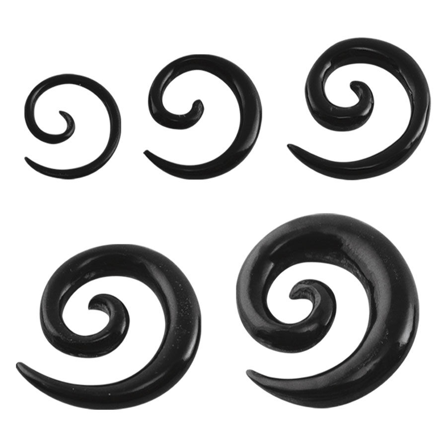 Puhvelinsarvi Spiraalisetti Mustana Viisiosainen musta spiraalisetti sarvesta valkoisella taustalla