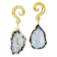 Kaksi intialaista akaatti korvakorupainoa kultaisilla metallikoukuilla valkoisella taustalla