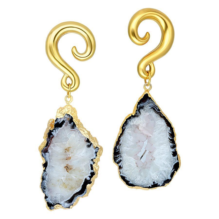 Kaksi intialaista akaatti korvakorupainoa kultaisilla metallikoukuilla valkoisella taustalla