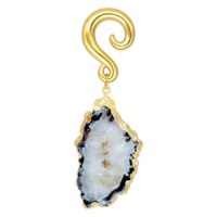 Kultainen korvakorupaino valkoisella Indian Agate -kivellä valkoisella taustalla