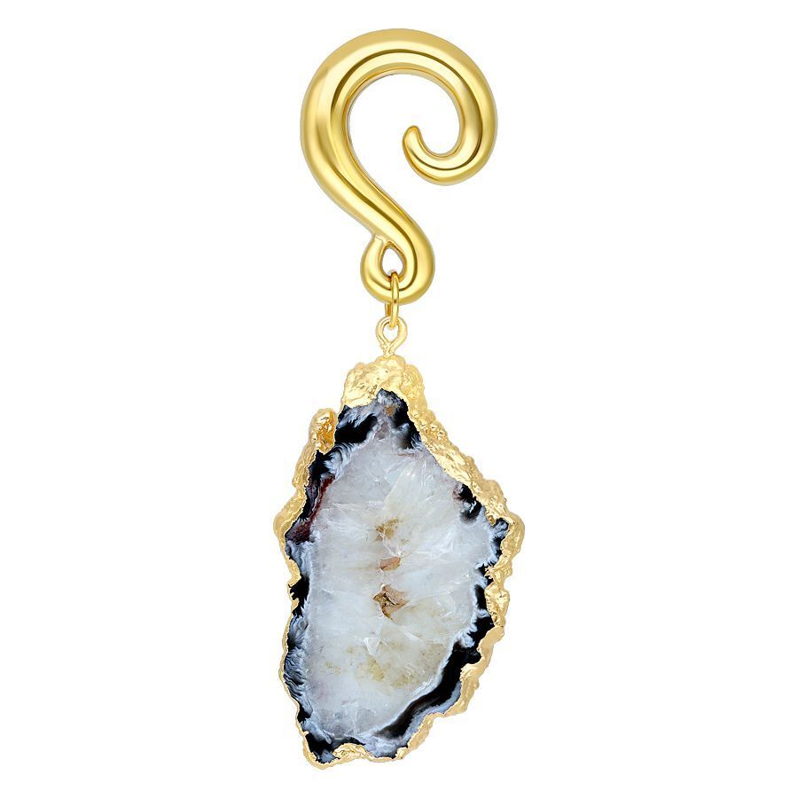 Kultainen korvakorupaino valkoisella Indian Agate -kivellä valkoisella taustalla