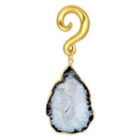 Kultaiset korvapainot intialaisesta akaattikivestä valkoisella taustalla