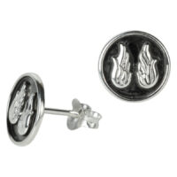 Hopeiset Wildcat Wings -korvakorut Pyöreät hopeiset korvakorut siipikaiverruksella valkoisella taustalla