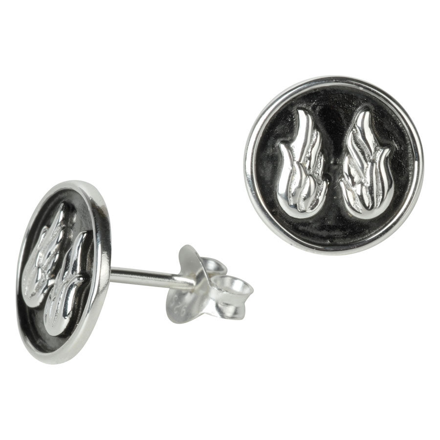 Hopeiset Wildcat Wings -korvakorut Pyöreät hopeiset korvakorut siipikaiverruksella valkoisella taustalla