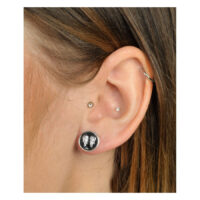 Wildcat korvakorut hopea siipimuotoilu Hopeiset korvakorut siipikuviolla, korvassa, sivulta katsottuna