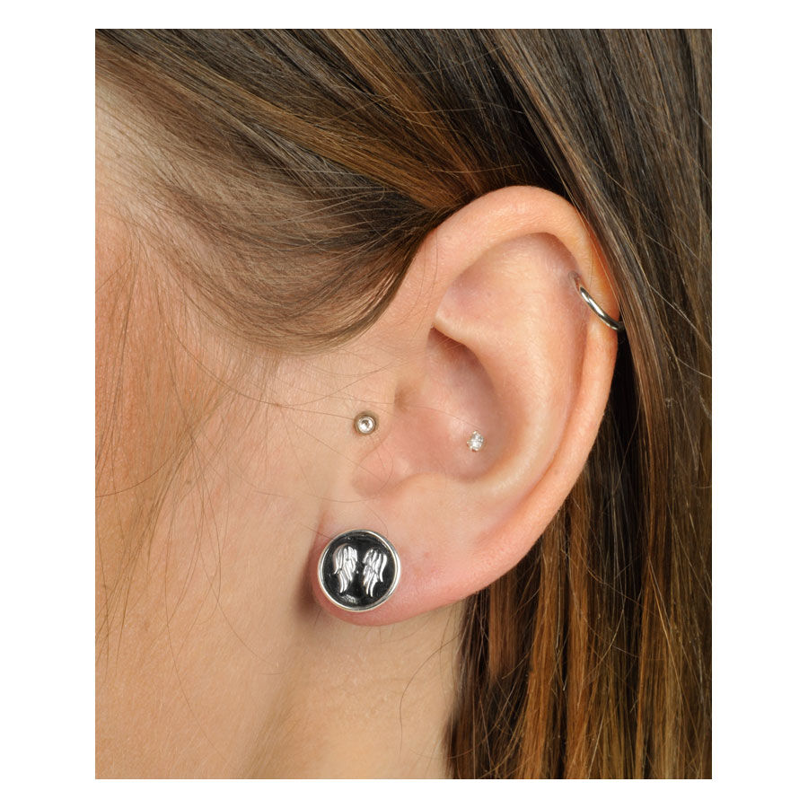 Wildcat korvakorut hopea siipimuotoilu Hopeiset korvakorut siipikuviolla, korvassa, sivulta katsottuna