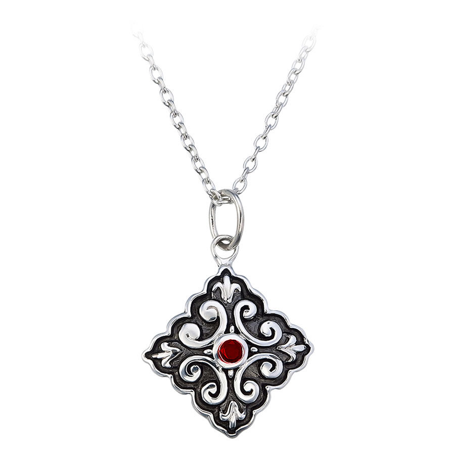 Hopeaketju punaisella kivellä Wildcatilta Hopeaketju taidokkaalla riipuksella ja punaisella kivellä valkoisella taustalla