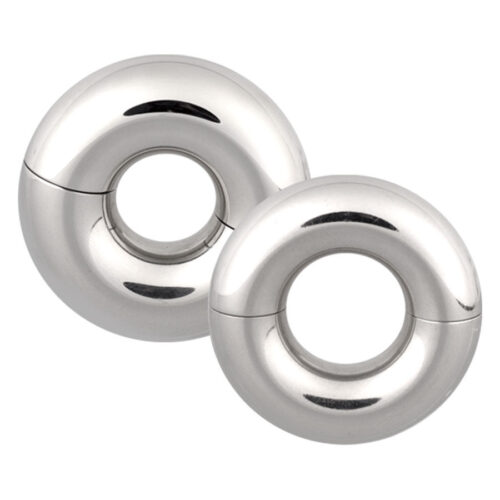 Kaksi hopeista Tribal Dream -sormusta kirurginteräksestä valkoisella taustalla