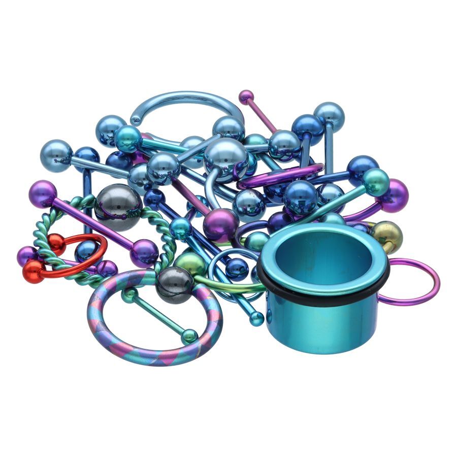 Verschiedene bunte Piercings aus anodisiertem Titan auf weißem Hintergrund