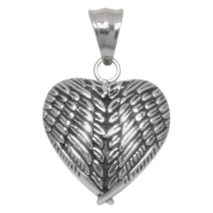 Hopeinen sydänriipus siivillä Hopeinen sydänriipus siipikuvioinnilla kirurginteräksestä valkoisella taustalla