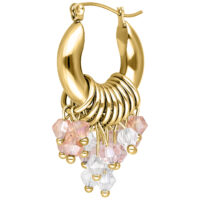 Goldene Creolen mit rosa und klaren Kristallanhängern auf weißem Hintergrund