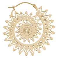 Kultaiset korvakorut kukkakuvioisella nautilus-muotoilulla valkoisella taustalla