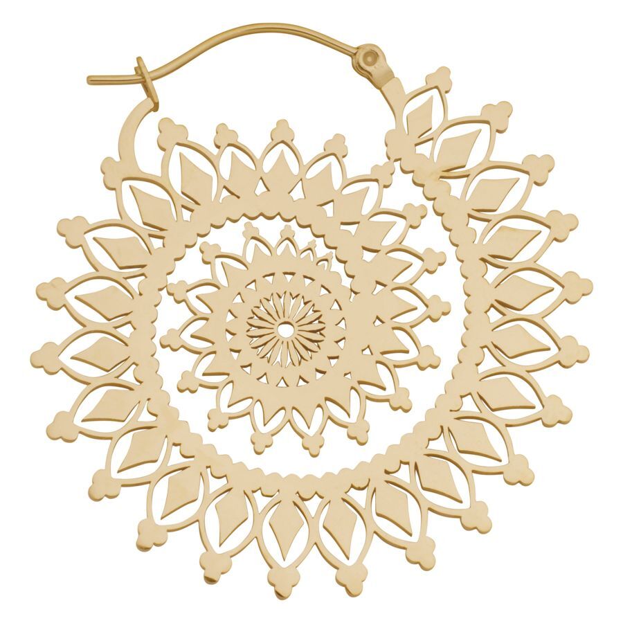 Kultaiset korvakorut kukkakuvioisella nautilus-muotoilulla valkoisella taustalla