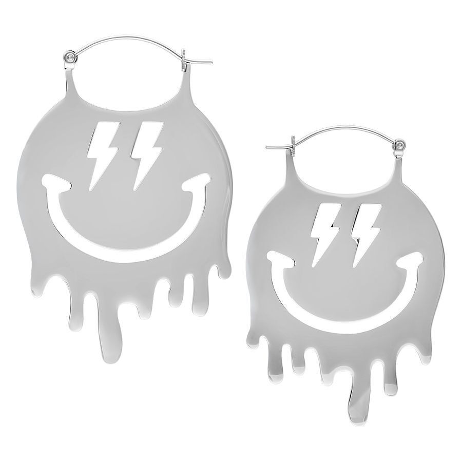 Pari hopeisia Smiley-korvarenkaita salamakuvioinnilla valkoisella taustalla