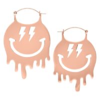 Ruusuhopeiset korvakorut, joissa on Smiley-kuvio ja salamakuvio valkoisella taustalla